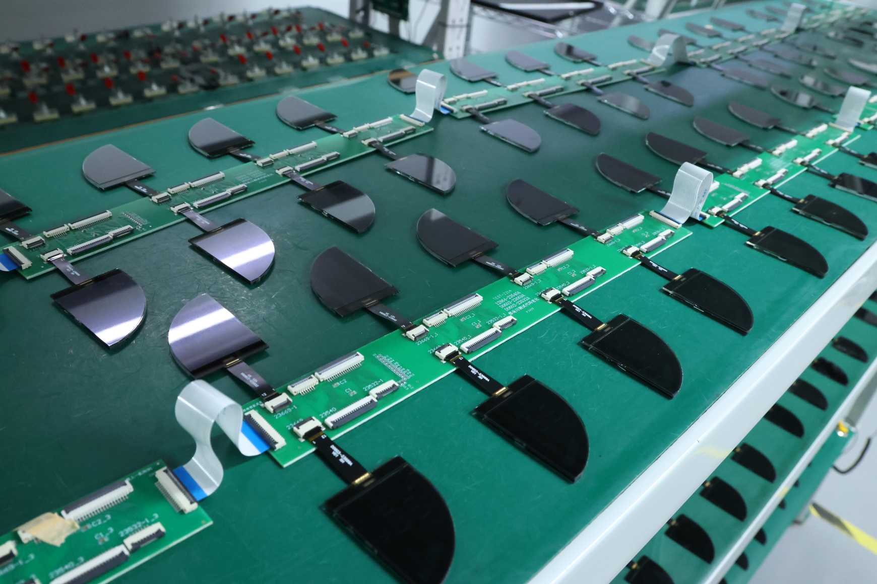 Integration af skærmteknologier på tværs af industrien ansporer markedet for hundrede milliarder dollar, kinesiske LCD-producenter kapløb om at gribe tilpasningssporet